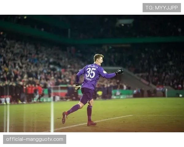 特写镜头:沙尔克04门将扑出点球后,球队士气大振连打三次反击