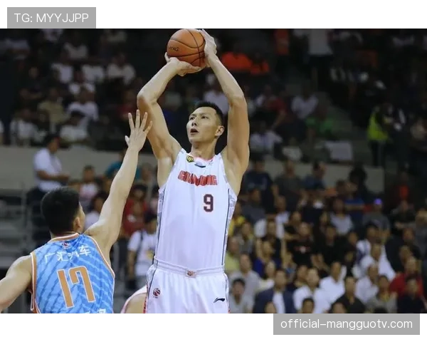 易建联现身广东队主场观战,赛后更衣室内与队员交流